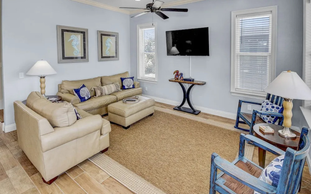 5 Bed, 5 Bath Beach Home/only a 3 Minute Walk To The Beach! Sleeps 12