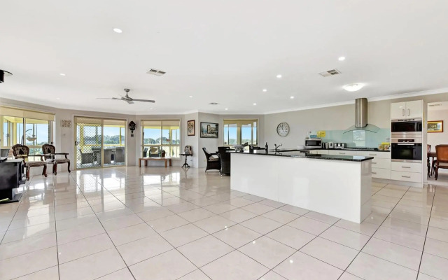 Noble Willow Estate Lovedale. Super Spacious, with views and pool