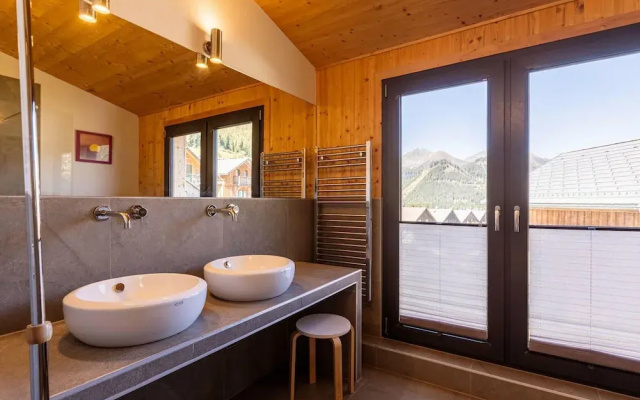 Amazing Chalet With Outdoor Whirlpool