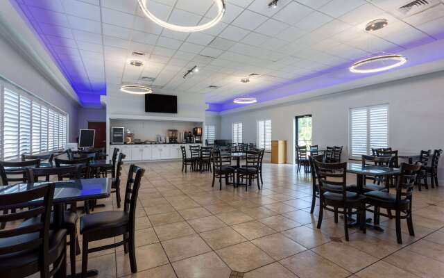 Days Inn & Suites by Wyndham Lakeland