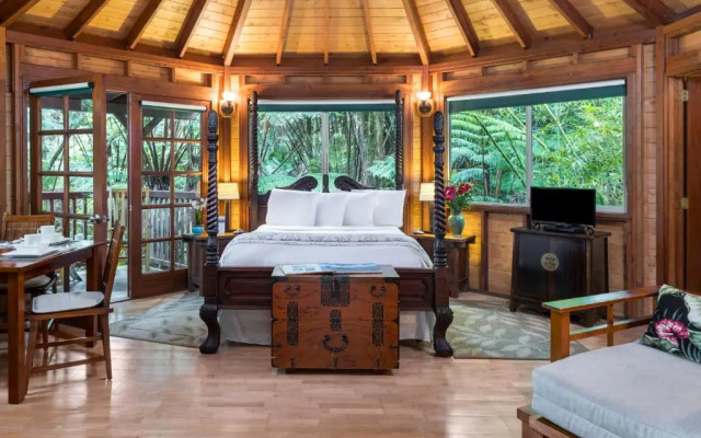 Volcano Village Lodge