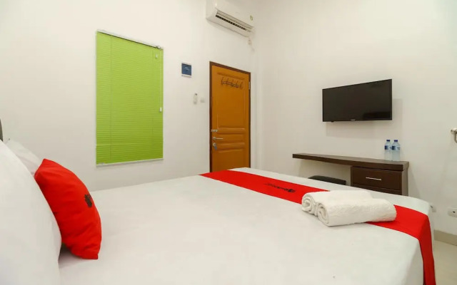 RedDoorz near Kejaksan Station Cirebon 2