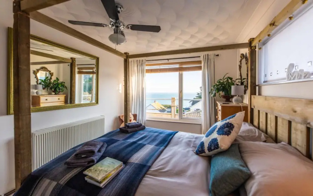 Seaside Escape at Looe Apartment