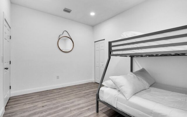 Modern & Cozy 5BD House in Buenavista