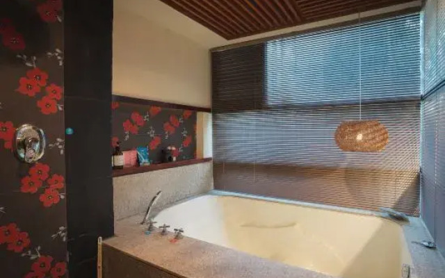 Anning Hot Spring Longjing Homestay