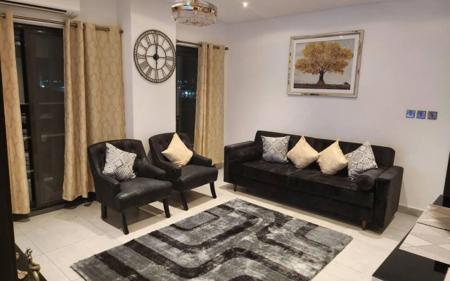 Luxurious & Comfy Gem-5 Star Location-pools, Gym!