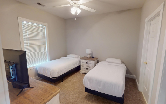 Magnolia Pointe Luster Leaf 4879-303