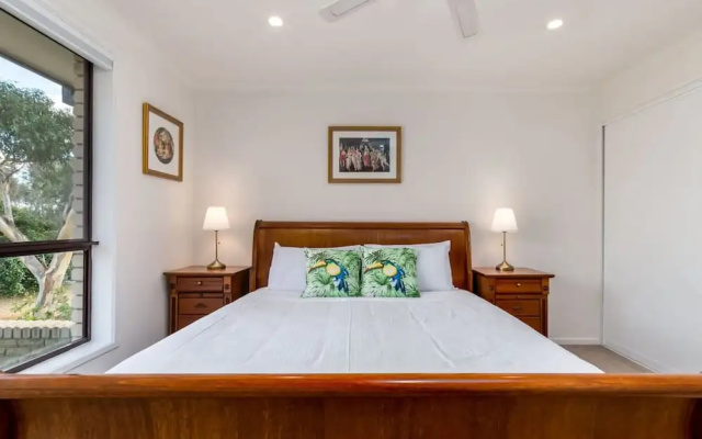 Spacious and Restful Holiday Home With Backyard – Guest Rooms – Belconnen