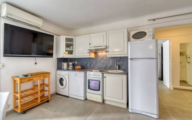 Sunny Apartment With Magnificent View of Plage du Midi Beach