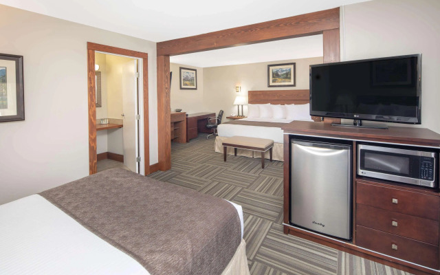 Travelodge by Wyndham Golden Sportsman Lodge