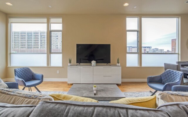 Swanky Downtown Loft! City Views! Sleeps 10!