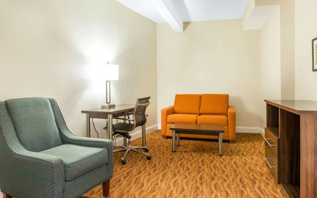 Quality Inn & Suites Middletown - Newport