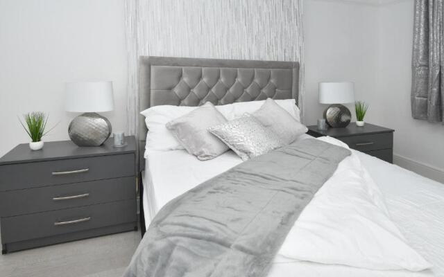 Beautiful 3-bed House by Ministays Stoke-on-trent