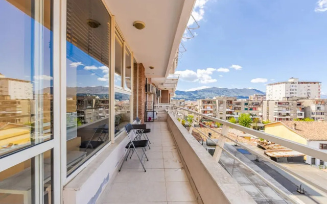 Spacious City-view Apartment Overlooking Shkod r