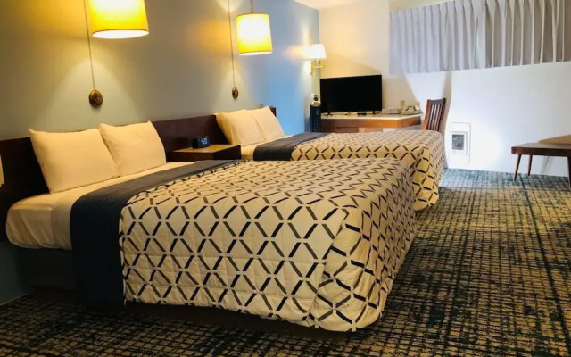 Curly Redwood Lodge