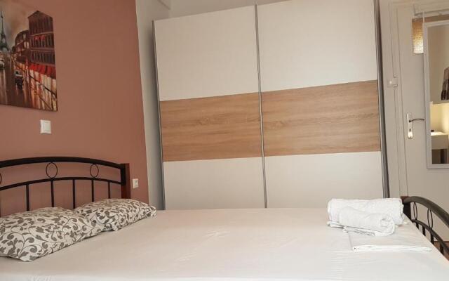 Petrol Apartment- Athens Center, 4 BD, 1 BATH