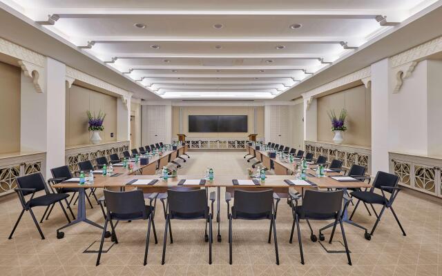 Hilton Salwa Beach Resort & Villas