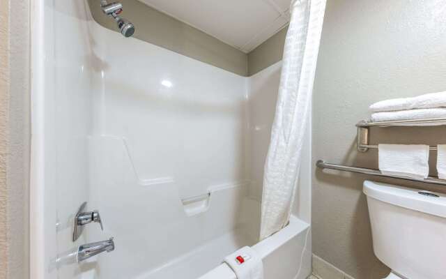 Super 8 by Wyndham Kansas City Airport North