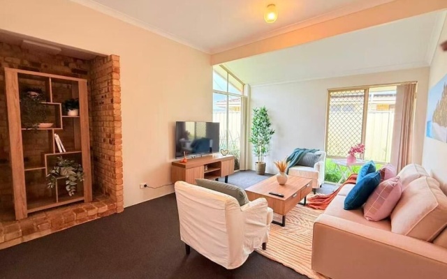 StayAU 4BR Family Retreat with Garden – Guest Rooms – Perth