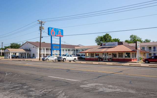 Motel 6 Bryan, TX - University Area