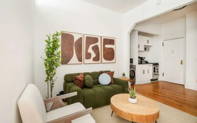 444-1a Beautiful 1BR Midtown West