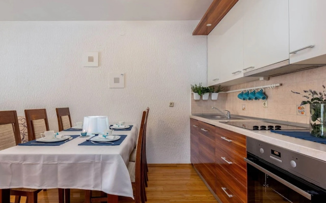 Lovely Apartment with Covered Terrace & Hot Tub