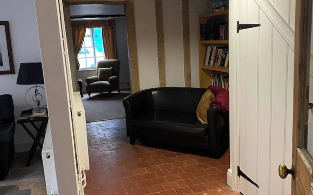 4 BR & 2 Bathroom House Parking Garden St Neots Town Centre