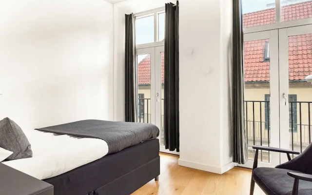 Sanders Leaves - Pleasant 4-bdr Apt With City View