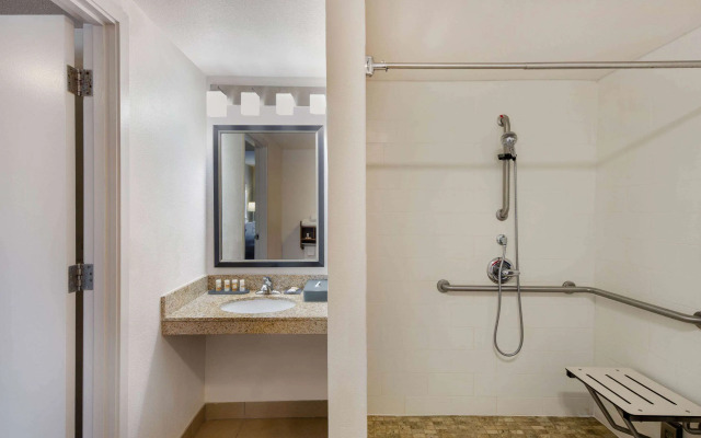 La Quinta Inn & Suites by Wyndham Oakland - Hayward