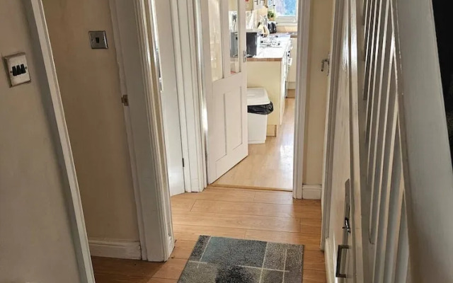 5-bed House With Separate Living Room