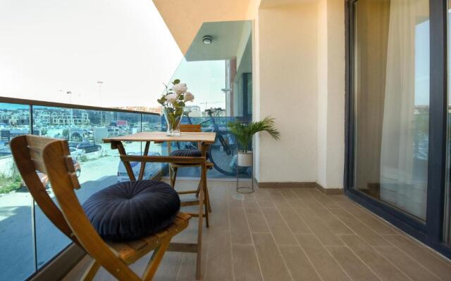 SUGAR RUSH - Modern 1BR Apt with Balcony