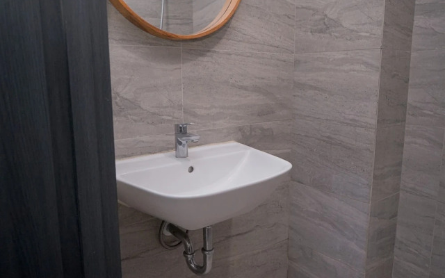 Warm and Spacious Studio Room at Collins Boulevard Apartment