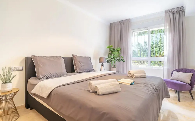 Apt Mairena Forest sea View & Pool