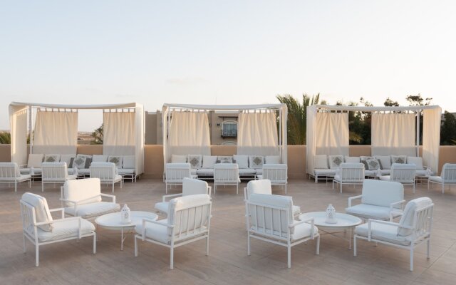 Almazino, Almaza Bay