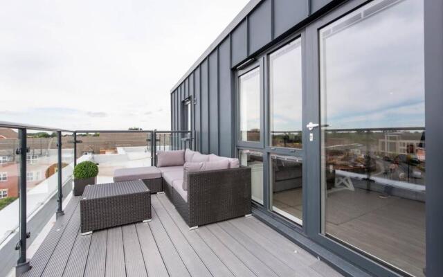 2 Bedroom Penthouse - large balcony - Minster view