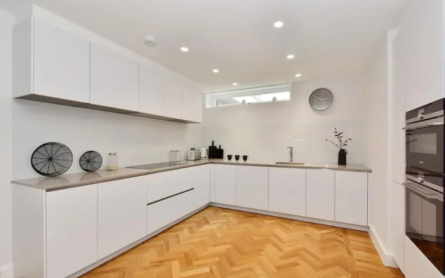 Stunning Mayfair 3 Bed 8 Million Air Conditioned