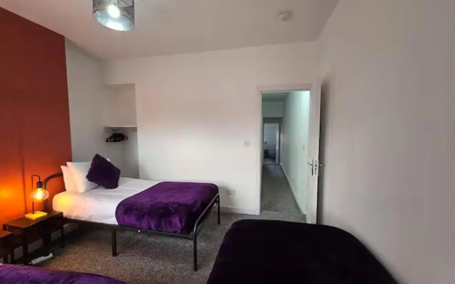 4 Bed-sleeps 9-private Garden-free Parking