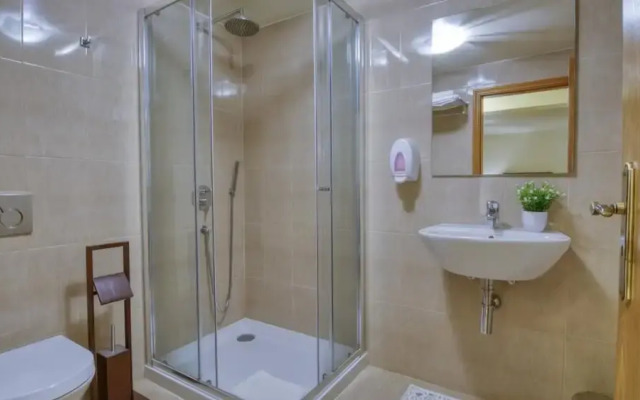 8-bed Villa in Vilamoura-sleeps-playground-pool