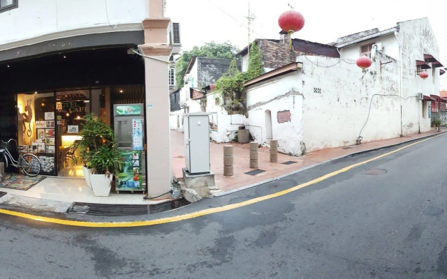 Monkey Motel & Café