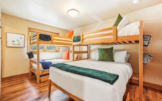 Friendly Fox Chalet 8 Bedroom Home by RedAwning