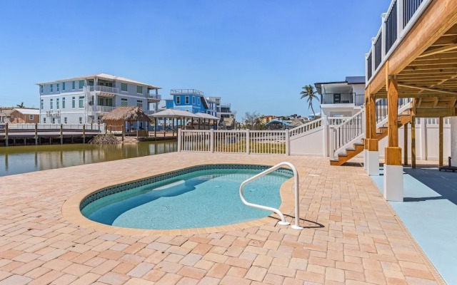 920 Bay Breeze Bungalow: Stunning Bay View Home W/ Heated Pool! 2 Bedroom Home