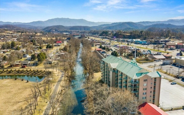Newly Renovated 102 2BD Condo with Riverview Balcony by RedAwning
