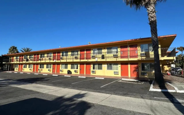 Hotel Avenida - Oceanside Camp Pendleton
