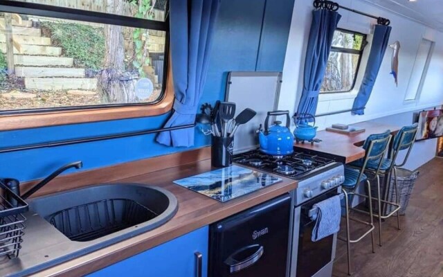 Narrowboat With Hot Tub, Spa, Cruising And More