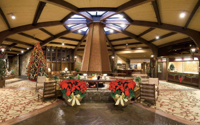 Lodge Of Four Seasons Golf Resort, Marina & Spa