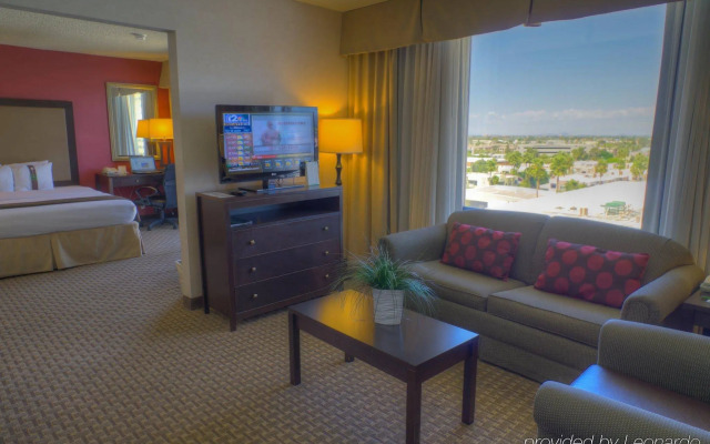 Holiday Inn Express and Suites Phoenix Midtown