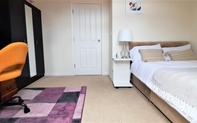 Modern 4 Bed House Sleeps 8 - Free Parking