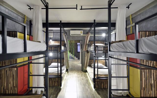 M Gray Hostel & Cafe