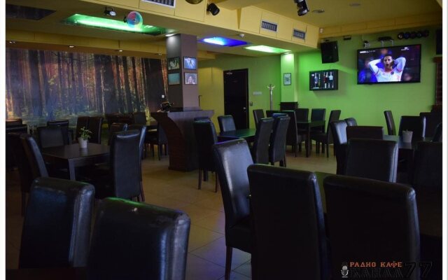 Radio Cafe Kanal 77 Hotel