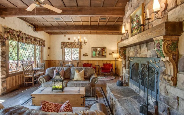 Storybook Riverside Inn